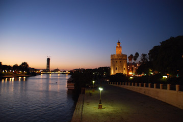 Fototapeta premium PAISAJE NOCTURNO DE SEVILLA