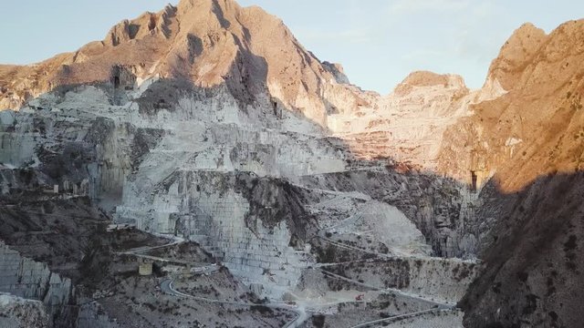 Cava di Marmo di Carrara. Estrazione in miniera dalle Alpi Apuane. Vista aerea.