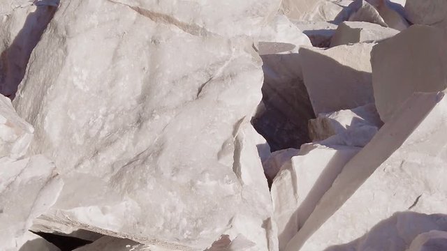 Massi per la produzione del famoso marmo di Carrara nella cava mineraria sulla Alpi Apuane in Toscana.