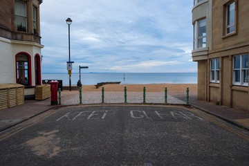 Zugang zum Strand von Portobello in Edinburgh/Schottland am Abend