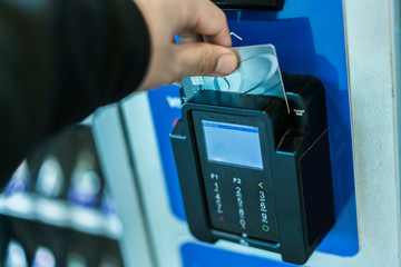 Hand using credit card on vending machine - obrazy, fototapety, plakaty