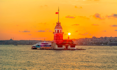 Obraz premium Maiden Tower (kiz kulesi ) at sunset - istanbul, Turkey