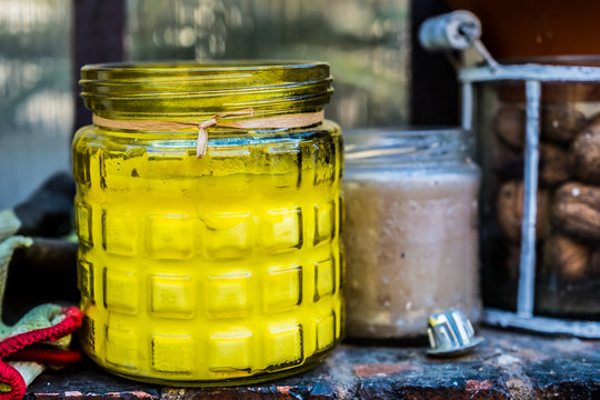 Bougeoir en verre et bougie jaune