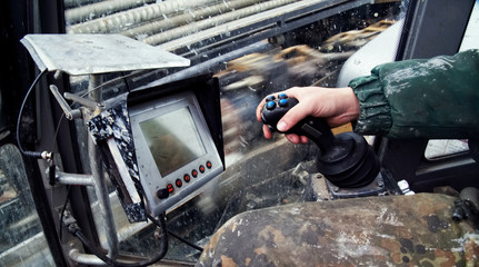 A man in a horizontal directional driller, visible screen. © Anna