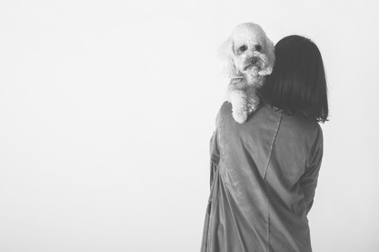 Perrito en el regazo de su mam&aacute; en blanco y negro