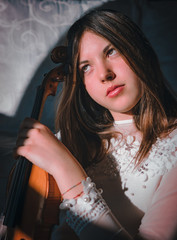 Ragazza mentre suona il violino in casa