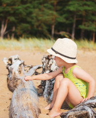 Fototapeta premium Little girl playing at the beach in sunny day