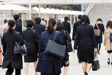 Fototapeta premium スーツの若い女性の後ろ姿の風景