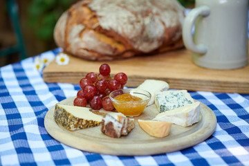 Käse Teller mit Trauben und Brot Biergarten Oktoberfest Essen