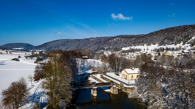 luftaufnahme einer historischen Schleuse am Ludwig-donau-main-kanal bei kelheim im naturpark altm&uuml;hltal, bayern, deutschland