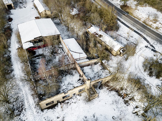 Luftaufnahme eines verlassenen Entsorgungsbetriebs in Bayern im Naturpark Altmühltal
