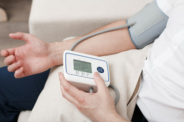 Measurement of blood pressure by an electronic tonometer.