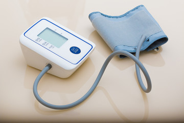 Measurement of blood pressure by an electronic tonometer.