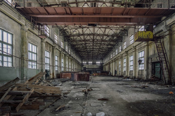 Fototapeta na wymiar Abandoned industrial building with rusty bridge crane