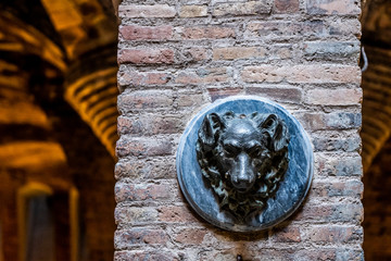 Sculpture en métal en forme de tête de chien