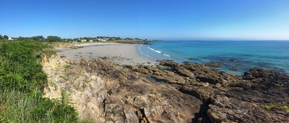  le sable les rochers et plage à raguenez en cornouaille bretagne	