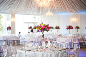 Fototapeta na wymiar Wedding table that decorated with flower arrangements.
