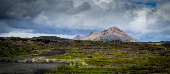 Naklejka premium Gravel road in Icelandic landscape