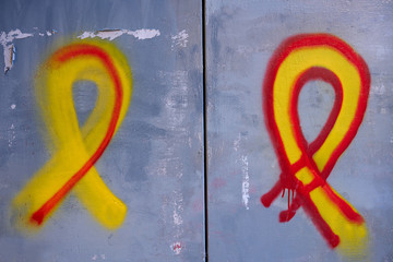 Catalonia yellow ribbon tie sign