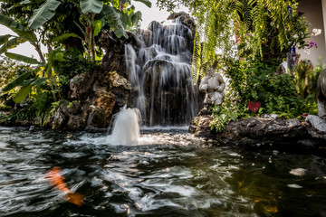 Obraz premium Brunnen mit fisch teich