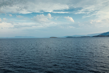 Obraz premium Seascape with sea horizon and almost clear deep blue sky 