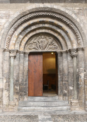 Fototapeta na wymiar Luz St Sauveur église des Templiers tympan