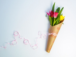 Frische Tulpen in Papier gewickelt, Muttertag, weißer Hintergrund