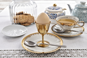uovo bollito intero con biscotti e tazza di the