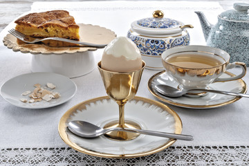 uovo bollito intero sgusciato con torta di mele e tazza di the altra veduta