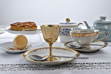 guscio di uovo bollito vuoto rotto nel piatto con torta di mele e tazza di the
