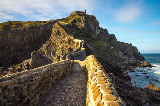 Gemauerter Pfad zur Kapelle San Juan de Gaztelugatxe auf einem Felsen hoch &uuml;ber dem Meer im Baskenland nahe Bilbao, ein Highlight f&uuml;r Reisen nach Nordspanien