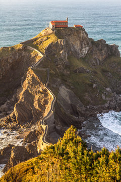 Drehort Game of Thromes f&uuml;r Drachenstein: Die Kapelle San Juan de Gaztelugatxe auf einer Klippe hoch &uuml;ber dem Meer im Baskenland nahe Bilbao im Abendlicht