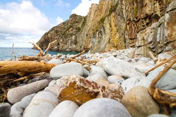 Weißer Kiesstrand und farbige Felsküste am Strand Playa del Silencio in Asturien, Nordspanien