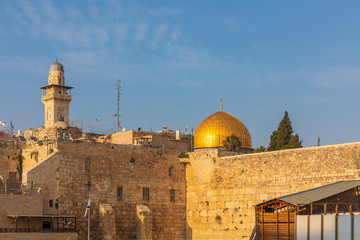 Wailing Wall, mousque Al-aqsa and minaret in Jerusalem at sunset