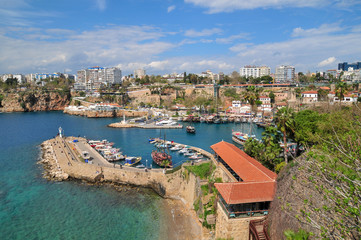 Obraz premium Ships in the old harbour in Antalya (Kaleici), Turkey. Old town of Antalya is a popular Tourist destination in Turkey.
