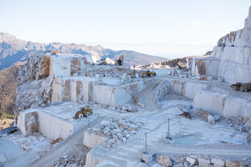 Marmo di Carrara, cava principale con blocchi bianco e grigio pronti per il taglio e la spedizione.