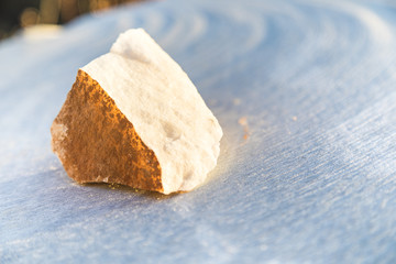 Blocco di Marmo di Carrara per la produzione di polvere che sarà utilizzata per pasta di dentifricio.