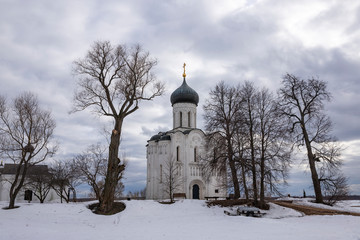 Obraz premium Church of the Intercession on the Nerl in early spring. Bogolubovo, Vladimir, Russia.