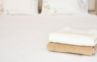 Fototapeta na wymiar Clean bath towels on bed in hotel suite
