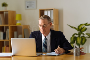 Naklejka premium Senior businessman at work