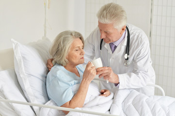 Obraz premium Close-up portrait of senior woman in hospital