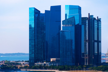 Obraz premium Singapore city skyline in business travel district and office building with beautiful sky.