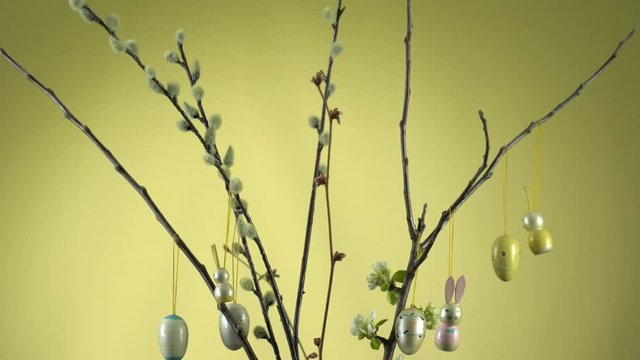 Weidenk&auml;tzchen &Auml;ste und Apfelbaum &Auml;ste in einer Glasvase. Die Apfelbl&uuml;te hat begonnen. Die &Auml;ste sind mit Osterhasen und Ostereiern dekoriert. Religi&ouml;ser Brauch zu Ostern.