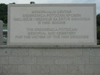 Tablica przy wejściu na cmentarz-memoriał w Srebrenicy, Bośnia i Hercegowina, poświęcony Bośnicakim ofiarom ludowbójstwa zorganizowanego przez Bośniackich Serbów w 1995 roku