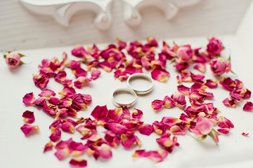 Fototapeta na wymiar wedding rings with rose petals
