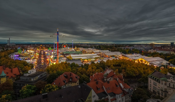 Das Obktoberfest bzw. die Wiesn von M&uuml;nchen in der Totalen gesamt