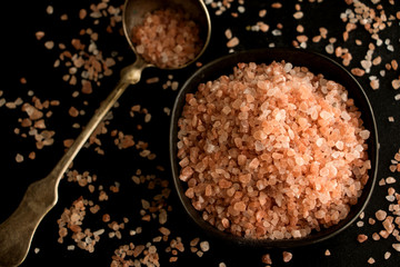 kleine Schüssel mit himalaya salz und dekorativen löffel, 