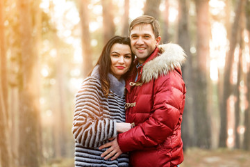 Fototapeta premium YOUNG COUPLE IN ANTUM PARK ON SUN VIEWS 