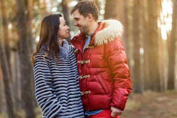 Fototapeta premium YOUNG COUPLE IN ANTUM PARK ON SUN VIEWS 