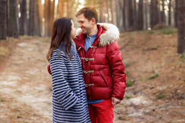 Fototapeta premium YOUNG COUPLE IN ANTUM PARK ON SUN VIEWS 